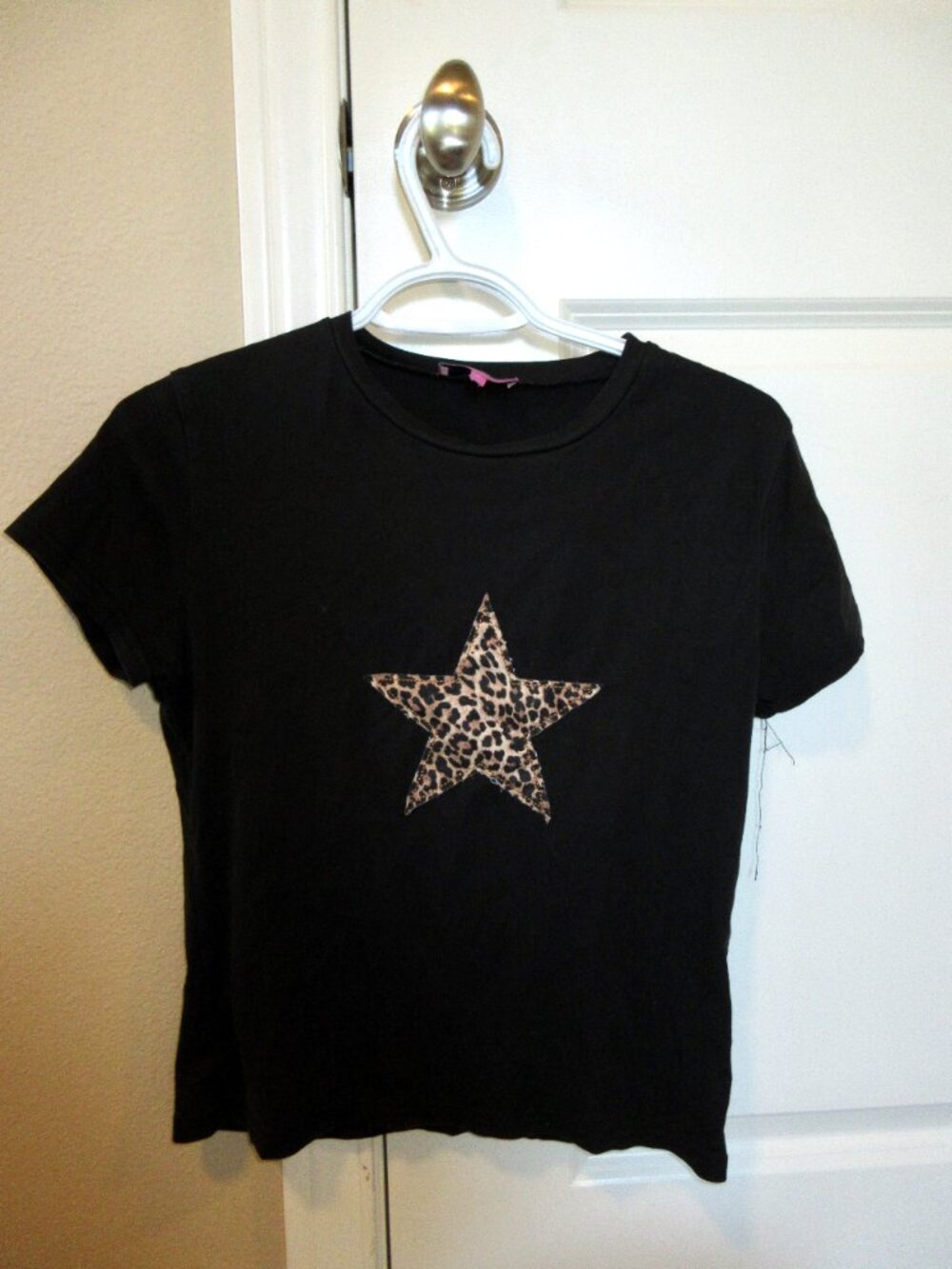 Edikted 'Narla Leopard Star T Shirt'